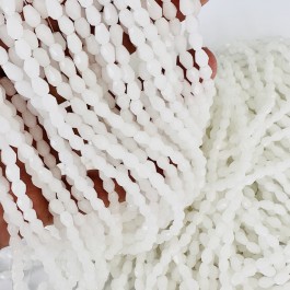 Кришталеві намистини 4х6мм (Капля) кольору білого нефриту