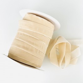 Оксамитова стрічка 2,5см молочного кольору