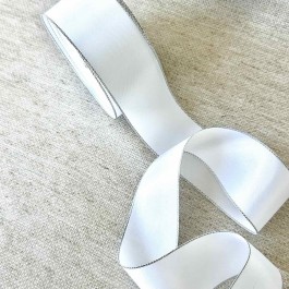 Сатинова стрічка двостороння, шириною 3,8см, білого кольору з срібним люрексом