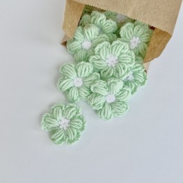 В'язані квіти м'ятного кольору ручної роботи