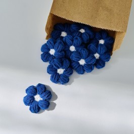 В'язані квіти синього кольору ручної роботи