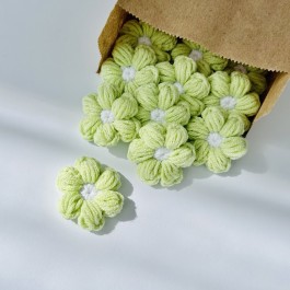 В'язані квіти світло салатового кольору ручної роботи