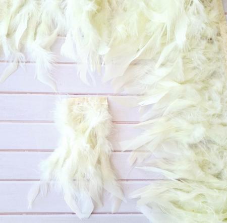 Пір'я на тасьмі світло лимонного кольору