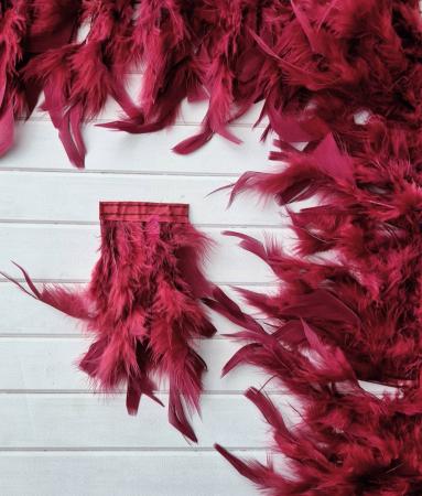 Пір'я на тасьмі бордового кольору