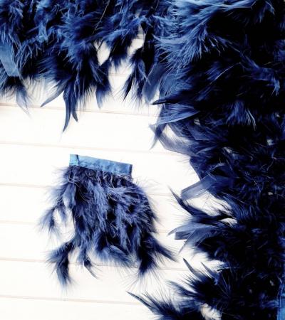 Пір'я на тасьмі темно синього кольору