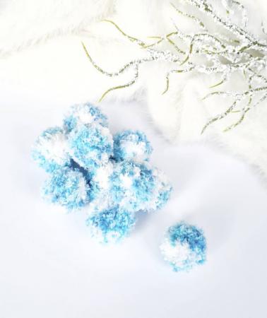 Помпони в"язані (ручна робота)