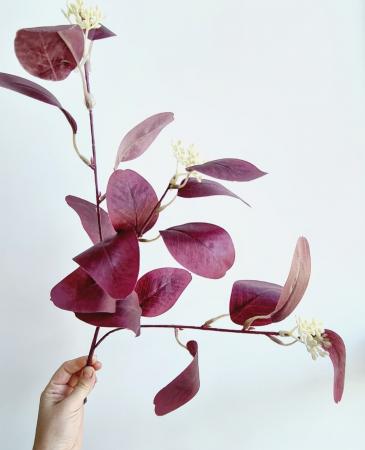 Гілочка з листочками та ягідками