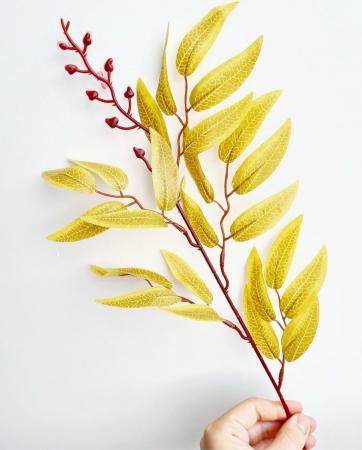 Гілочка з листочками та ягідками