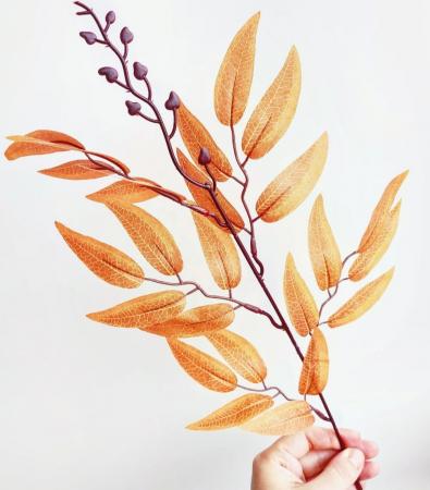 Гілочка з листочками та ягідками