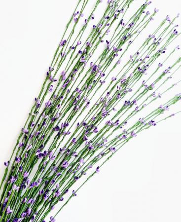 Гнучка гілочка з тичинками бузкові на зеленій проволці