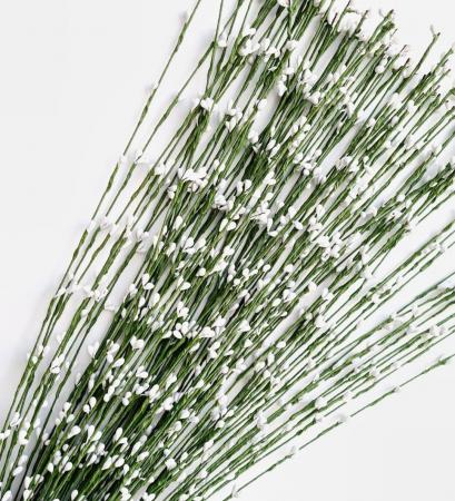 Гнучка гілочка з тичинками білі на зеленій проволці