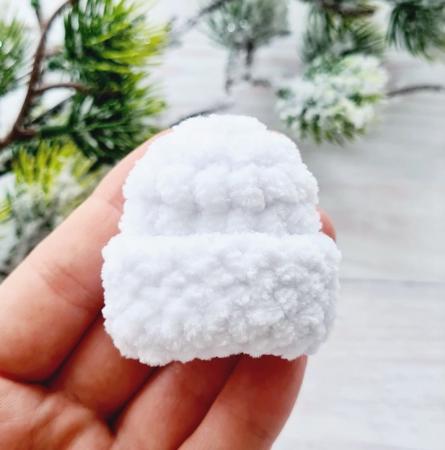 Шапочки в'язані ручної роботи білого кольору