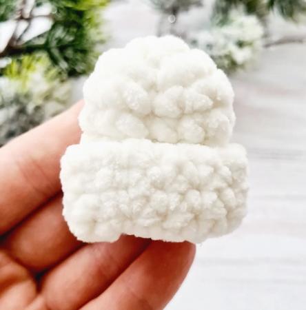 Шапочки в'язані ручної роботи молочного кольору