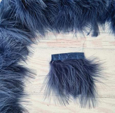 Пух на тасьмі темно синього кольору