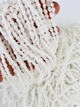 Кришталеві намистини 4х6мм (Капля) кольору білого нефриту