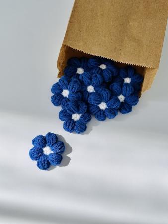 В'язані квіти синього кольору ручної роботи