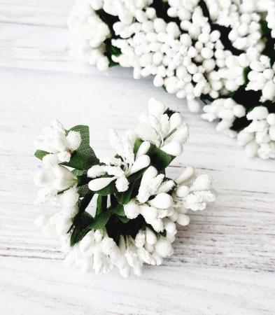 Добавка з тичинками біла