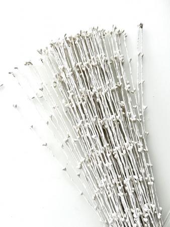 Гнучка гілочка з тичинками біла