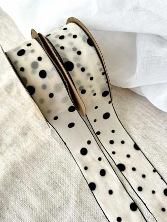 Стрічка в чорний горох світло молочного кольору 3,8см