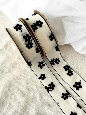 Стрічка в чорні крупні квіти світло молочного кольору 3,8см