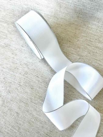 Сатинова стрічка двостороння, шириною 3,8см, білого кольору з срібним люрексом