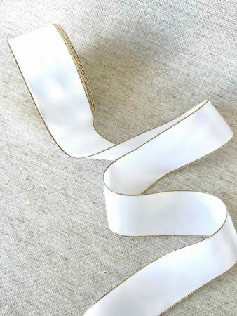 Сатинова стрічка, шириною 3,8см, білого кольору з золотим люрексом