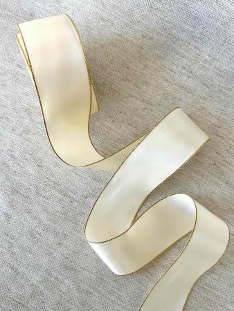 Сатинова стрічка, шириною 3,8см, молочного кольору з золотим люрексом