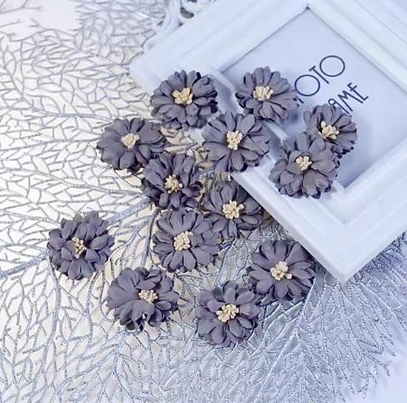 Тканинні квіти з кремовими тичинками, діаметром 4см, пурпурно сірого кольору